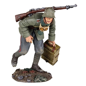 1916-18 German Infantry Advancing with Ammo Box №1