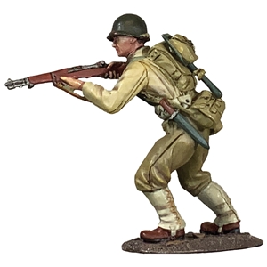 B25187 U.S. Infantryman Advancing with Caution, 1944-45