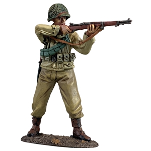 B25195 U.S. Infantryman Standing Firing M1 Garand, 1943-45