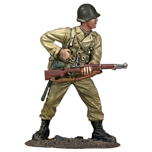 B25198 U.S. Armored Infantryman Reaching for Clip, 1943-45