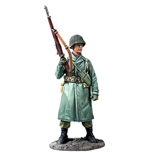 B25237 U.S. Infantry in Raincoat Standing with M1 on Hip, 1943-45